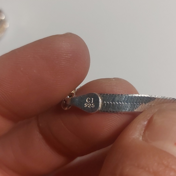 Sterling Silver Herringbone Chain and Round CV Pendent - Picture 6 of 8